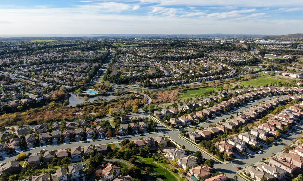 Firmy proponują przeróżny arsenał pokryć dachowych, wykonanych z rozmaitych artykułów o pełnych specyfikach.