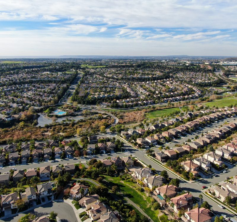 Firmy proponują przeróżny arsenał pokryć dachowych, wykonanych z rozmaitych artykułów o pełnych specyfikach.